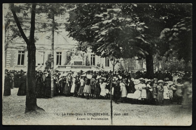 Carte postale ancienne La Fête-Dieu à Courbevoie, juin 1907 avant la Procession à Courbevoie