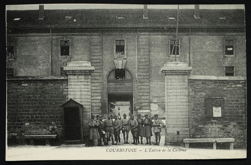 Carte postale ancienne L'Entrée de la Caserne à Courbevoie