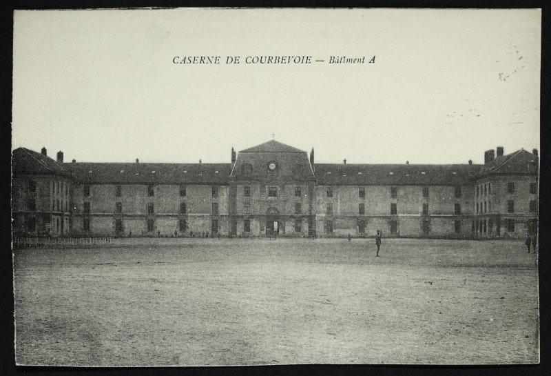 Carte postale ancienne Caserne de Courbevoie - Bâtiment A à Courbevoie