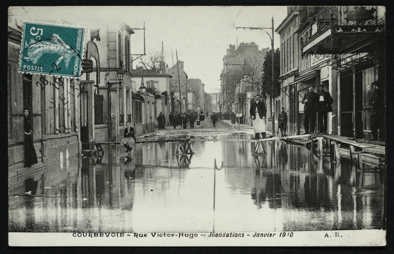 Carte postale ancienne Rue Victor-Hugo - Inondation - Janvier 1910 à Courbevoie