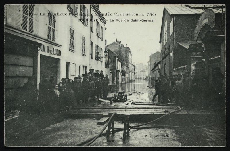 Carte postale ancienne La Banlieue parisienne inondée (Crue de Janvier 1910) - La Rue de Saint-Germain à Courbevoie