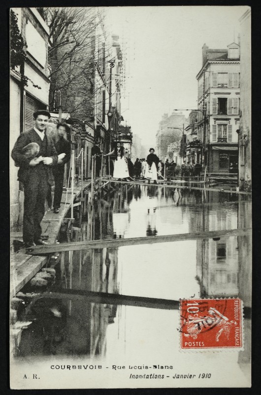 Carte postale ancienne inondations - Janvier 1910) - Rue Louis-Blanc à Courbevoie