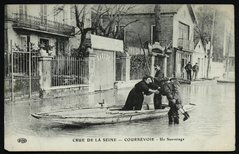Carte postale ancienne Crue de la Seine - Courbevoie - Un sauvetage à Courbevoie