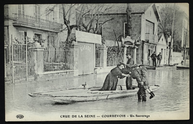 Carte postale ancienne Crue de la Seine - Courbevoie - Un sauvetage à Courbevoie