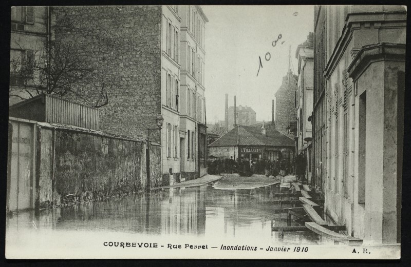 Carte postale ancienne Rue Perret - Inondations - Janvier 1910 à Courbevoie