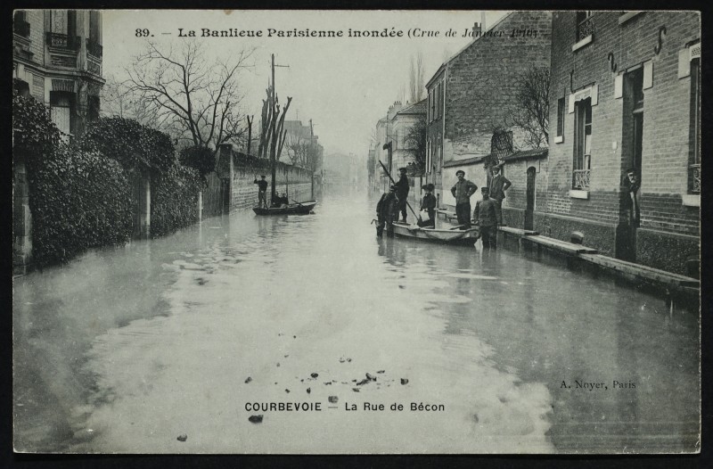 Carte postale ancienne La Banlieue Parisienne inondé (Crue Janvier 1910) - La Rue de Bécon à Courbevoie