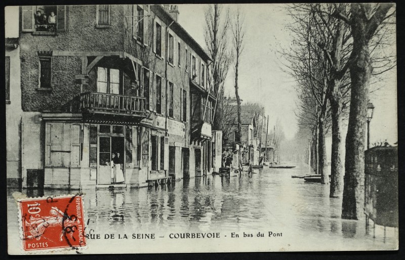Carte postale ancienne Crue de la Seine - Courbevoie en bas du Pont à Courbevoie