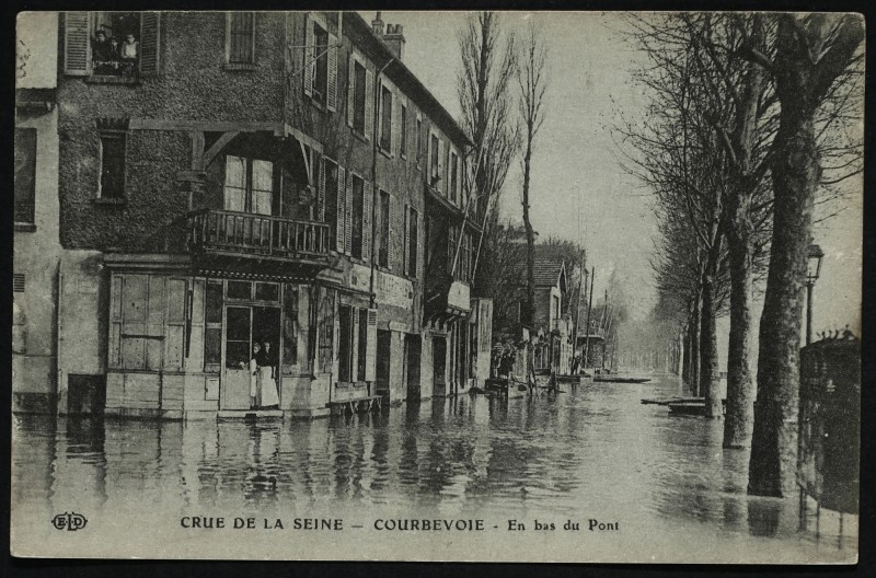 Carte postale ancienne Crue de la Seine - Courbevoie en bas du Pont à Courbevoie