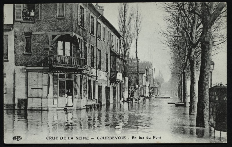Carte postale ancienne Crue de la Seine - Courbevoie en bas du Pont à Courbevoie
