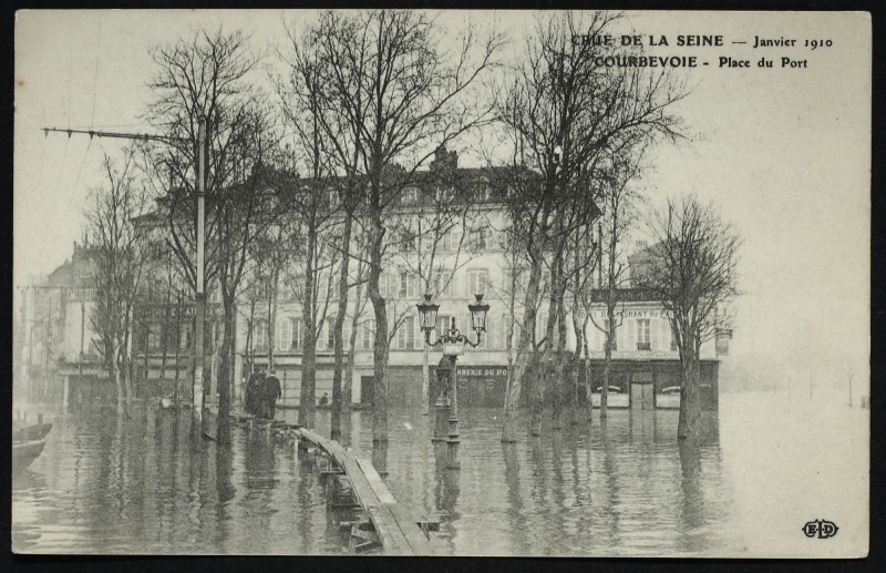 Carte postale ancienne Janvier 1910 - Place du Port à Courbevoie