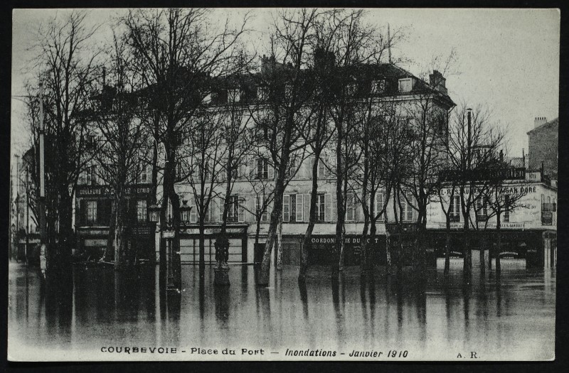 Carte postale ancienne Place du Port - Inondations - Janvier 1910 à Courbevoie