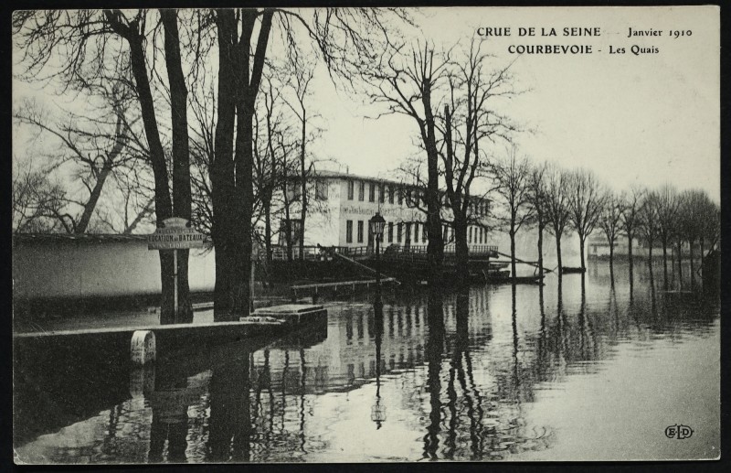 Carte postale ancienne Crue de la Seine - Janvier 1910 - Les Quais à Courbevoie