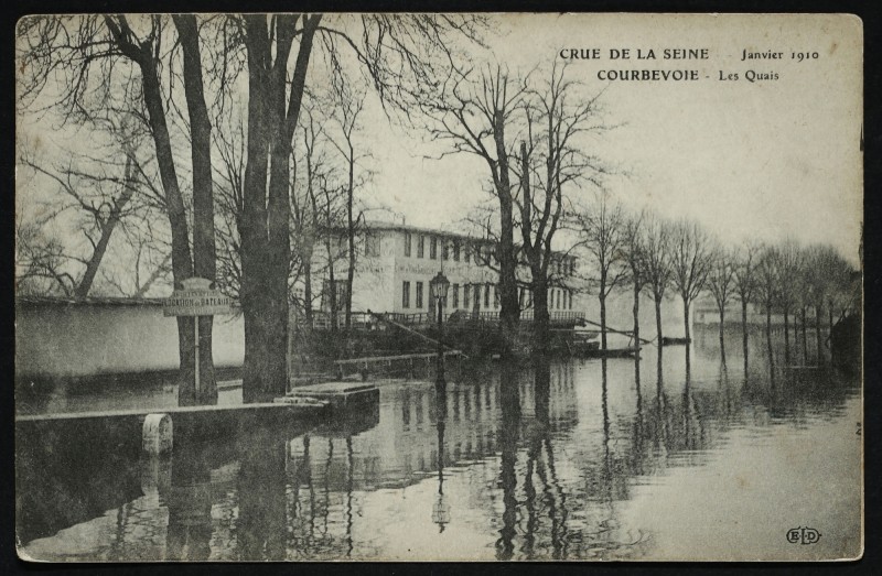 Carte postale ancienne Crue de la Seine - Janvier 1910 - Les Quais à Courbevoie