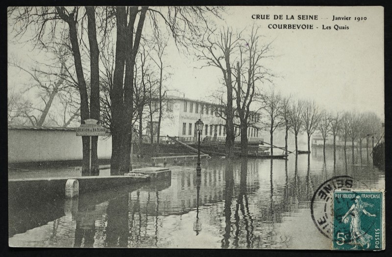 Carte postale ancienne Crue de la Seine - Janvier 1910 - Les Quais à Courbevoie