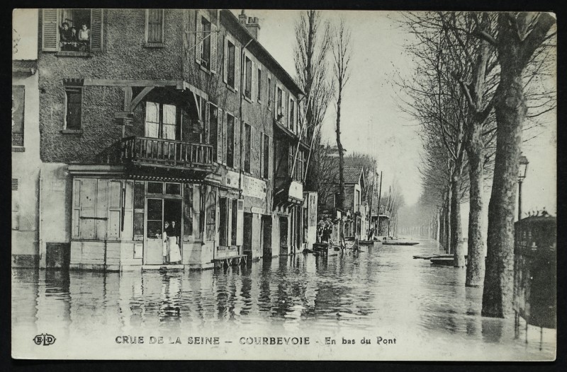 Carte postale ancienne Crue de la Seine - En bas du Pont à Courbevoie