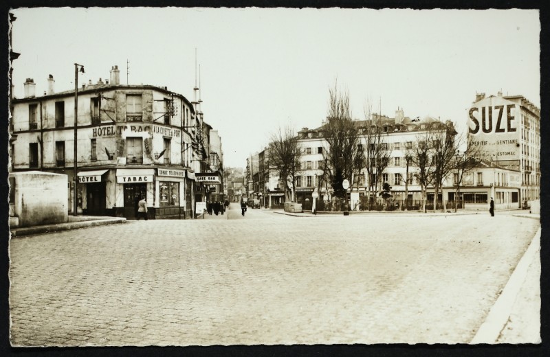 Carte postale ancienne Place Napoléon Premier à Courbevoie