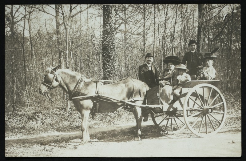 Carte postale ancienne [Carriole attelée avec personnages] à Courbevoie