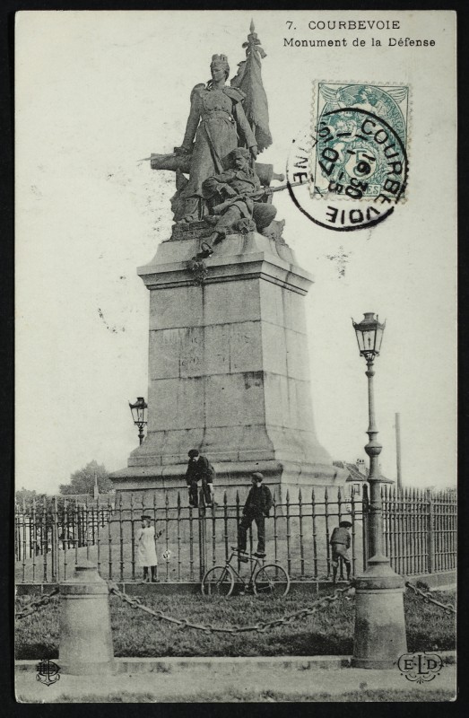 Carte postale ancienne Monument de la Défense à Courbevoie