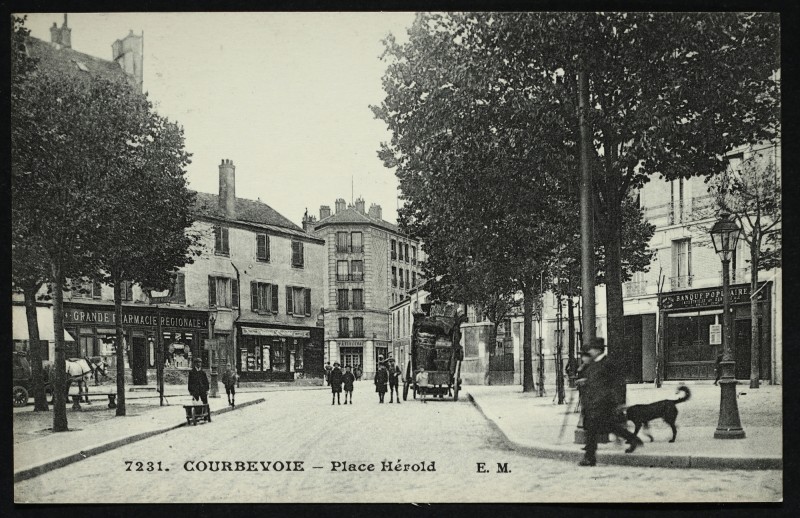 Carte postale ancienne Place Hérold à Courbevoie