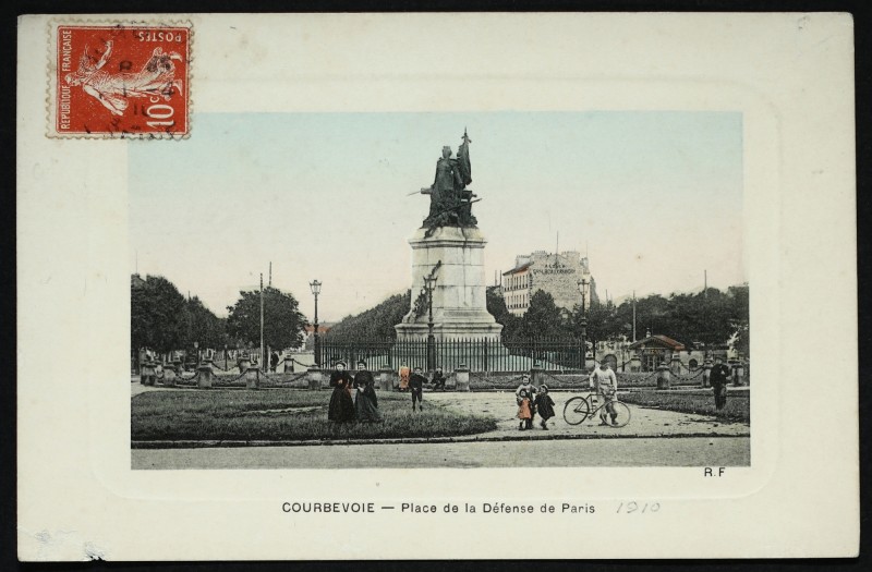 Carte postale ancienne Place de la Défense de Paris 1910 à Courbevoie
