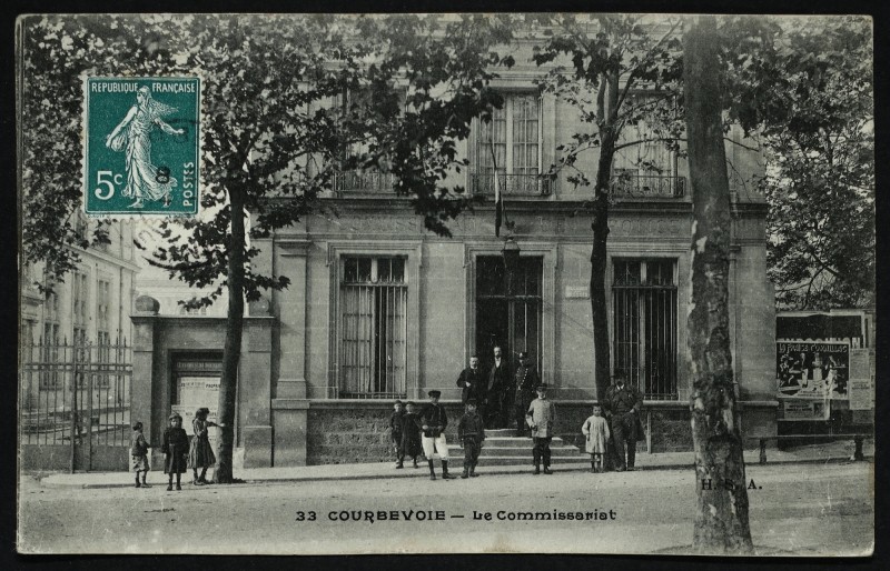 Carte postale ancienne Le Commissariat à Courbevoie