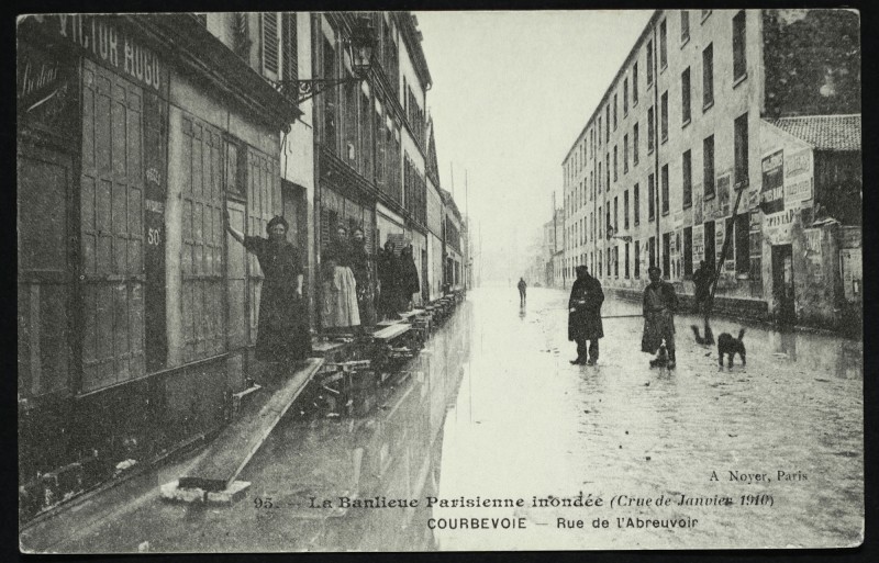 Carte postale ancienne La Banlieue parisienne inondée - Rue de l'Abreuvoir à Courbevoie