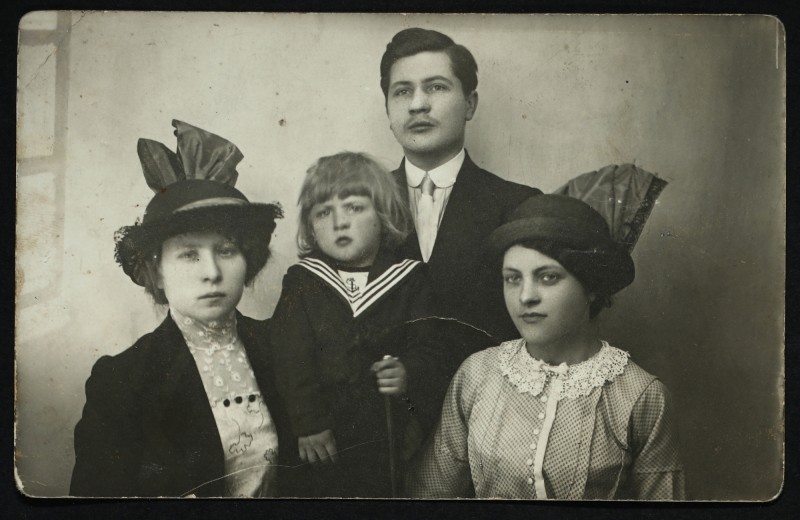 Carte postale ancienne [Une famille de Bécon-les-Bruyères] à Courbevoie