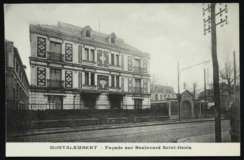 Carte postale ancienne Ecole Montalembert - Façade sur le boulevard Saint-Denis. à Courbevoie