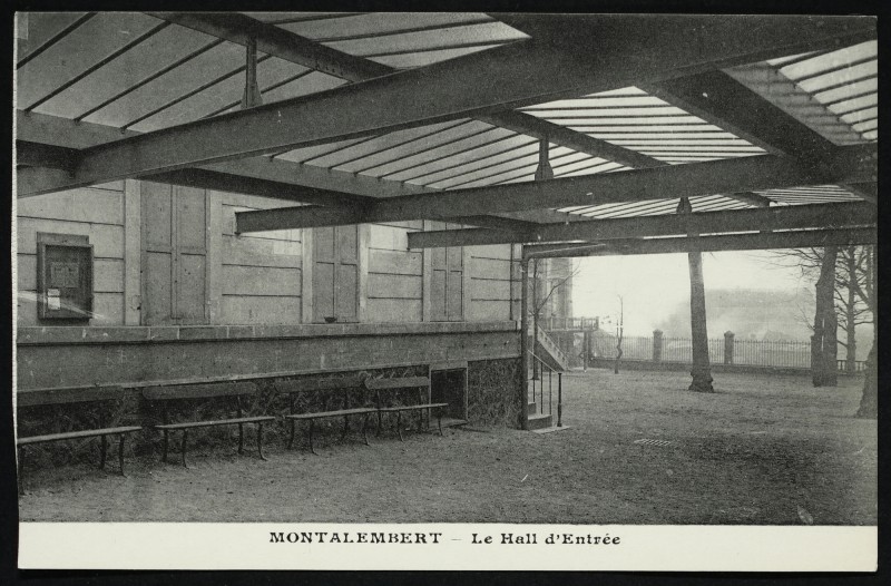 Carte postale ancienne Ecole Montalembert - Le hall d'entrée. à Courbevoie