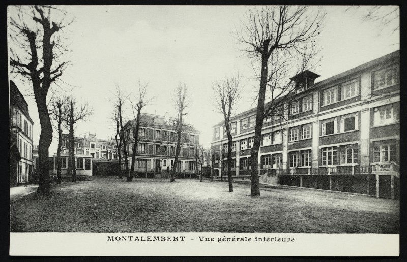 Carte postale ancienne Ecole Montalembert -Vue générale intérieure. à Courbevoie