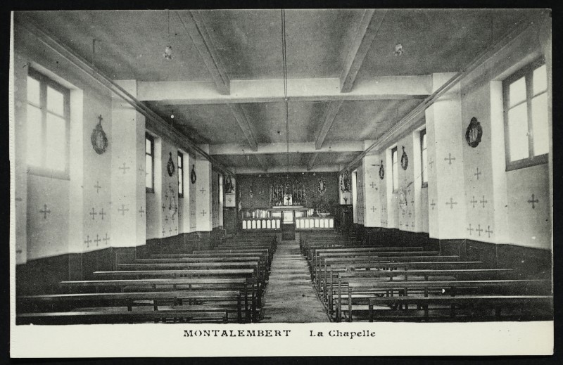 Carte postale ancienne Ecole Montalembert - La chapelle. à Courbevoie