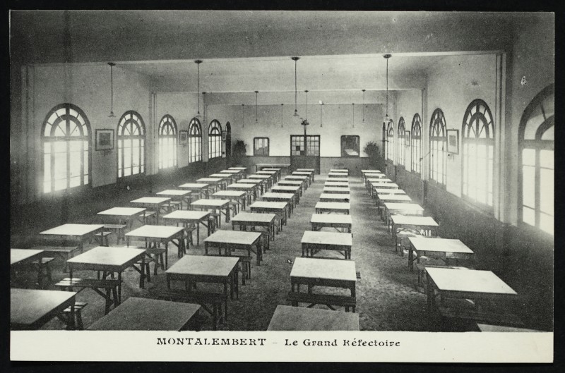 Carte postale ancienne Ecole Montalembert - Le grand réfectoire. à Courbevoie