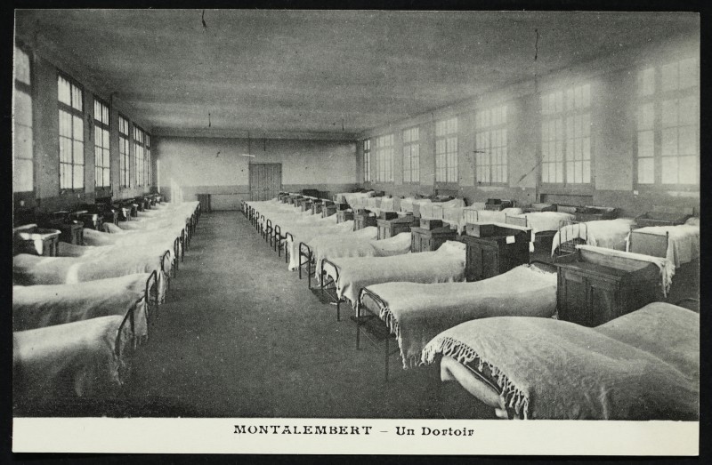 Carte postale ancienne Ecole Montalembert - Un dortoir. à Courbevoie