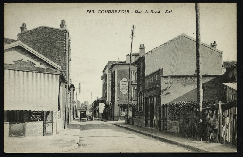 Carte postale ancienne Rue de Brest à Courbevoie