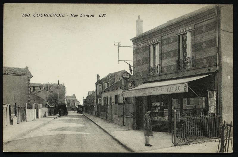 Carte postale ancienne Rue Danton à Courbevoie