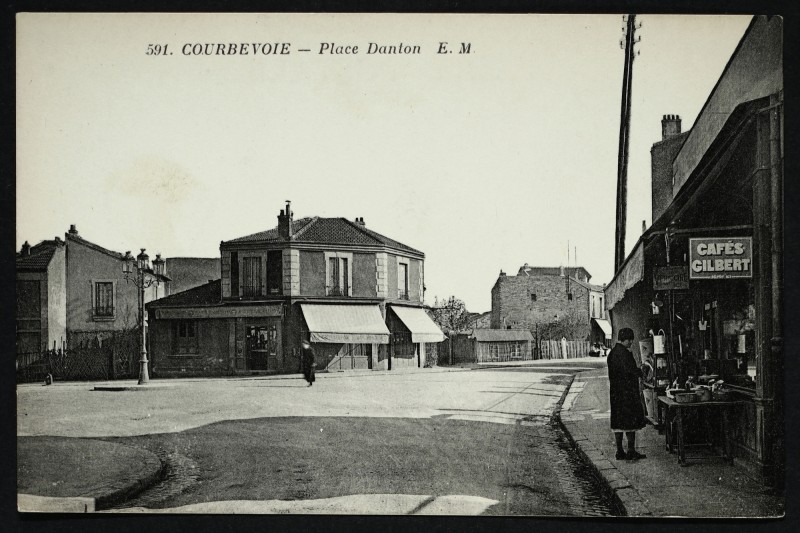 Carte postale ancienne Place Danton à Courbevoie
