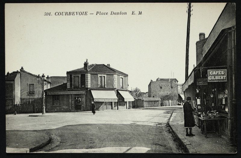 Carte postale ancienne Place Danton à Courbevoie