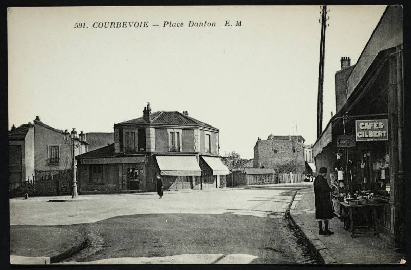 Carte postale ancienne Place Danton à Courbevoie