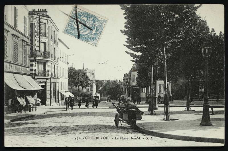 Carte postale ancienne La Place Hérold à Courbevoie
