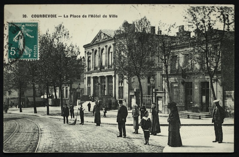 Carte postale ancienne La Place de l'Hôtel de Ville à Courbevoie