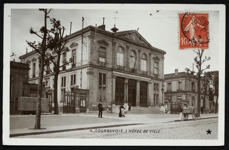 Carte postale ancienne L'Hôtel de Ville à Courbevoie