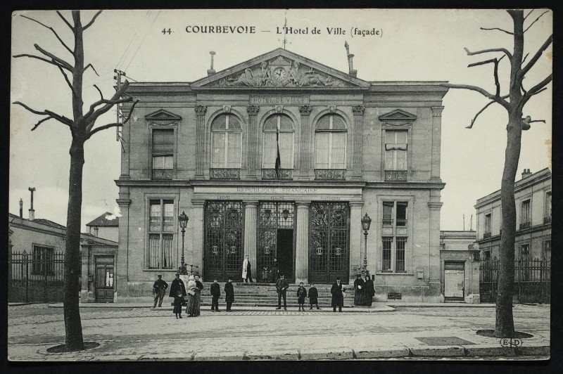 Carte postale ancienne L'Hôtel de Ville (façade) à Courbevoie