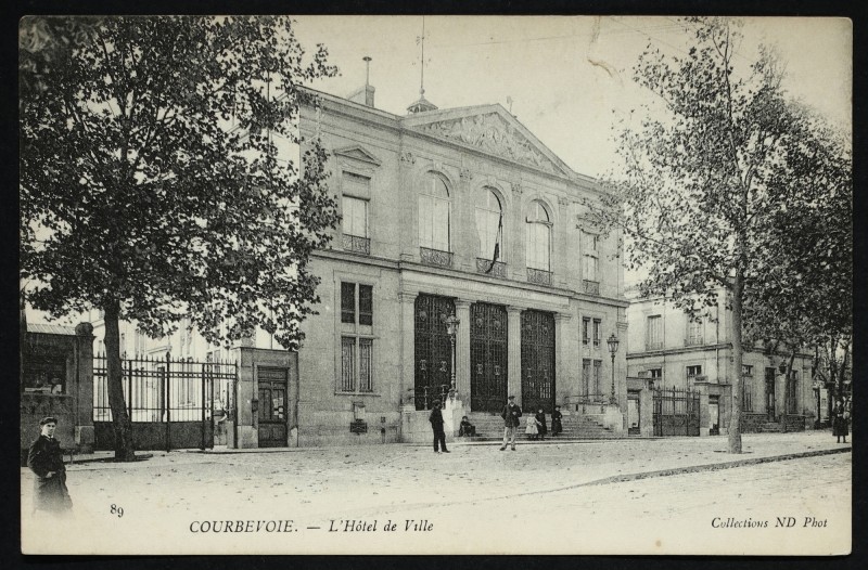 Carte postale ancienne L'Hôtel de Ville à Courbevoie
