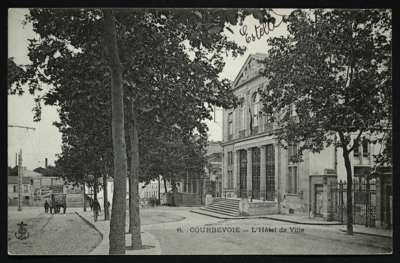 Carte postale ancienne L'Hôtel de Ville à Courbevoie