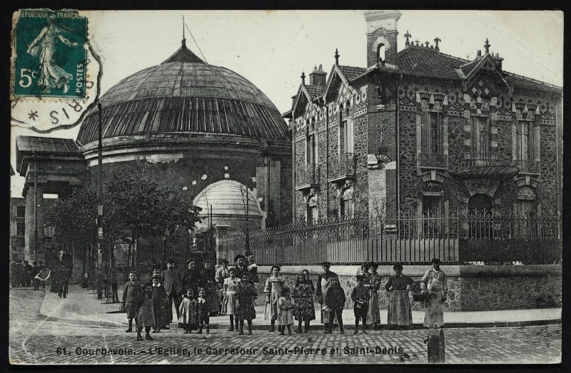 Carte postale ancienne L'Eglise, le carrefour Saint-Pierre et Saint-Denis à Courbevoie