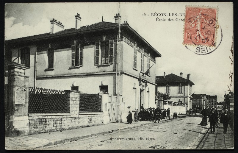 Carte postale ancienne Bécon-lès-Bruyères - Ecole des Garçons à Courbevoie