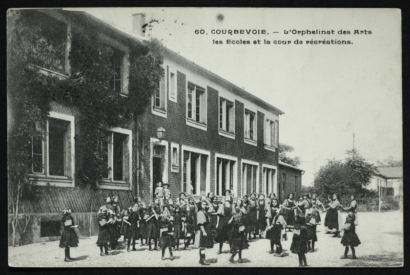 Carte postale ancienne L'Orphelinat des Arts - Les Ecoles et la cour de récréations à Courbevoie