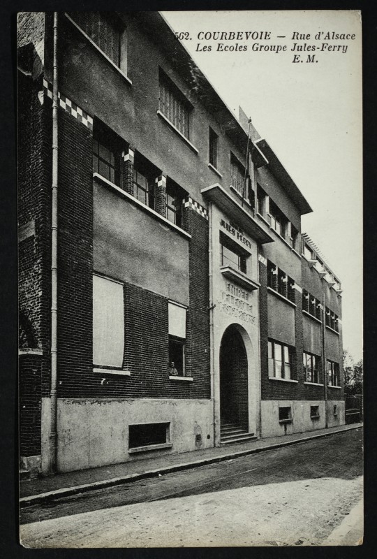 Carte postale ancienne Rue d'Alsace - Les Ecoles Groupe Jules-Ferry à Courbevoie