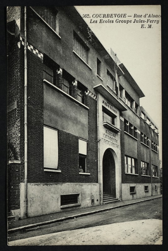 Carte postale ancienne Rue d'Alsace - Les Ecoles Groupe Jules-Ferry à Courbevoie