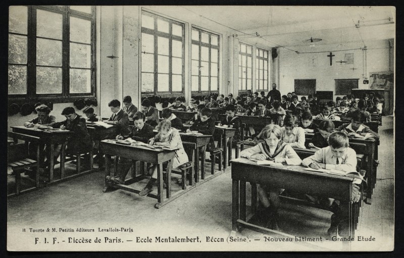 Carte postale ancienne Diocèse de Paris - Ecole Montalembert, Bécon (seine) - Nouveau bâtiment - Grande Etude à Courbevoie